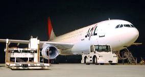 JAL plane makes emergency landing after pressurization trouble