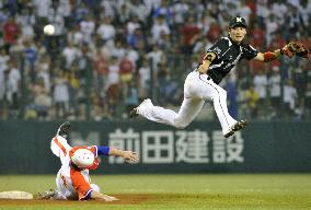 Lotte's Nishioka completes double play