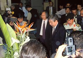 Mainichi president pays respects to victims at Amman airport