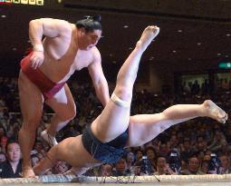 Yokozuna Asashoryu suffers 1st loss at summer sumo