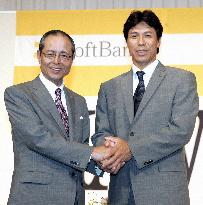 Akiyama to succeed Oh as Softbank manager