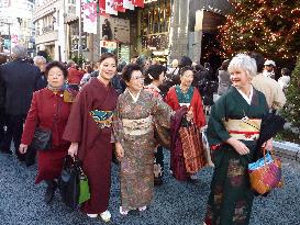 Love for kimono still brings young, old to Ginza after 10 yrs