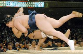 Hakuho beats Aminishiki at New Year sumo