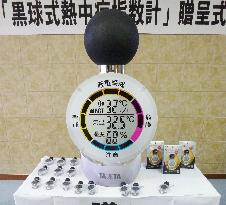 Tanita donates heatstroke meter to Tajimi City