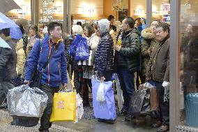 Shops in Japan crowded with Chinese travelers
