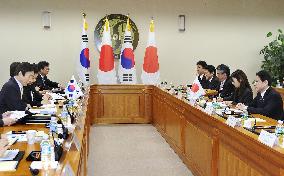 Japan, S. Korea foreign ministers hold talks amid lingering tensions