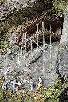 People climb to Japan's "most dangerous national treasure"