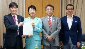 QOL panel hands proposal to minister Arimura