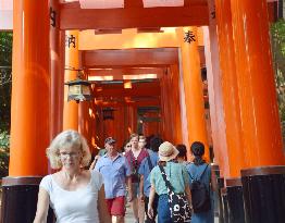 Wealthy Westerners flocking to No. 1 city Kyoto