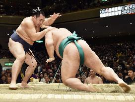 Yokozuna Kakuryu wins on 1st day of New Year sumo tournament
