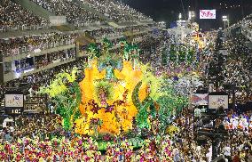 Top teams parade at Rio Carnival