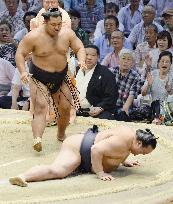 Kisenosato taken down a peg by tricky Shohozan