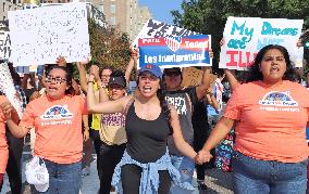 Trump to end Obama program protecting young immigrants