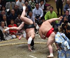 Sumo: Onosho upsets Harumafuji, remains perfect at Autumn tourney