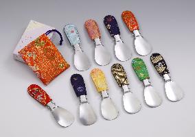 Shoehorn with traditional textile