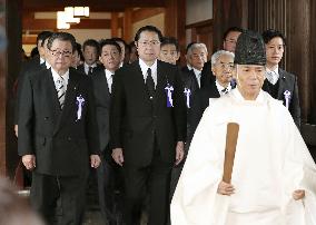 Japanese lawmakers visit war-linked shrine