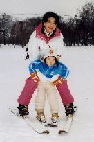 (1)Photos of crown prince's family at ski resort
