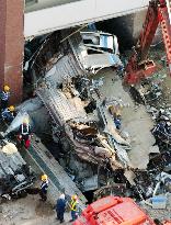 (4)Rescue operations continue at train crash site
