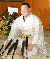 Hakuho meets the press one day after winning summer sumo