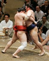 Kotomitsuki beaten by Asasekiryu at autumn sumo