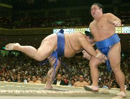 Kaio moves win away from capturing autumn basho title