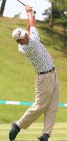 Unheralded Tanihara leads 1st-round Yomiuri Open golf