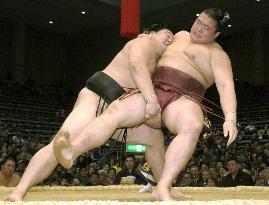 Asashoryu wins 3rd straight at Kyushu sumo