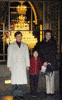 Crown prince's family enjoy Christmas illuminations