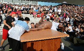 Bob Sapp exchanges with N. Korean public