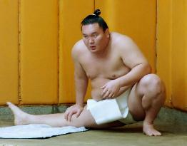 Yokozuna Hakuho starts training
