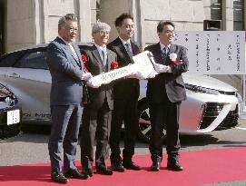 Toyota 'Mirai' fuel-cell cars delivered to local gov'ts in central Japan
