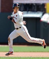 Giants' Aoki steals base