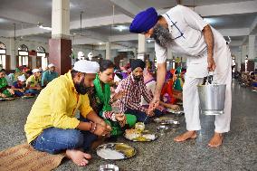Sikhs served with free curry meals at India's Golden Temple