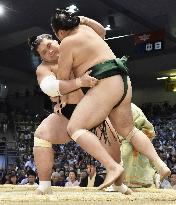 Terunofuji defeats Sadanoumi