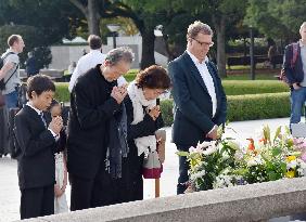 Hiroshima int'l film festival participants pay tribute to A-bomb victims
