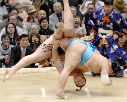 Asashoryu dropped by Tokitenku on 1st day of spring sumo