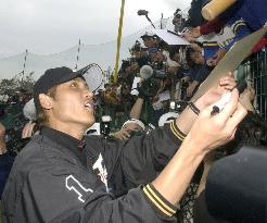 (2)Japan's pro baseball teams kick off spring training