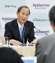 Keidanren urges crackdown on excessive overtime, wage hikes in 2017