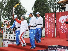 Olympic torch runs through Lhasa amid massive security