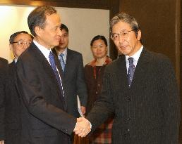 Japan, China begin talks on gas exploration in E. China Sea