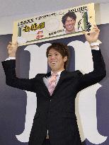 Carp ace Maeda reels in over 100 million yen plus bonus