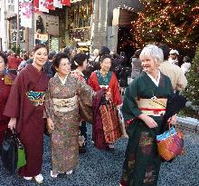 Love for kimono still brings young, old to Ginza after 10 yrs