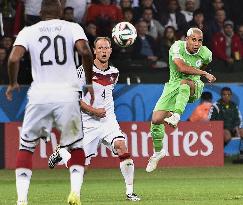 Germany defeat Algeria 2-1