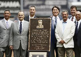 Matsui attends ceremony to retire Joe Torre's No. 6