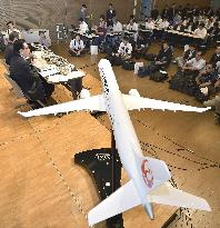 JAL to buy 32 small Mitsubishi jet aircraft