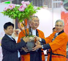 Japanese mayor presents big peony flowers to Taipei city