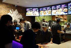 Taco Bell opens Tokyo outlet, returns to Japan after 20-yr absence