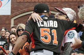 Ichiro reunites with big fan