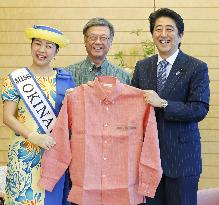 Okinawa governor presents "kariyushi" shirt to PM Abe
