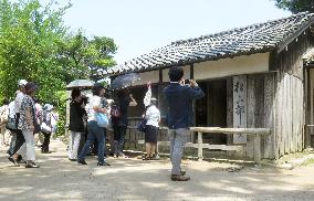 Tourists visit academy of key players in Meiji Restoration